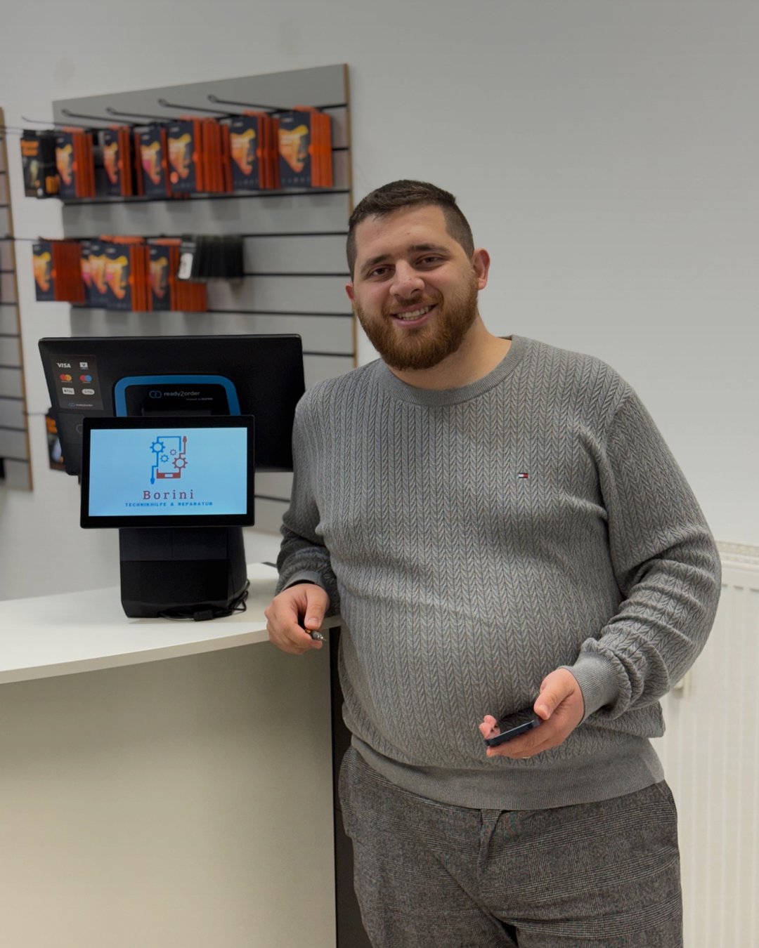 Taha Borini in der Werkstatt – Handy Reparatur Landau