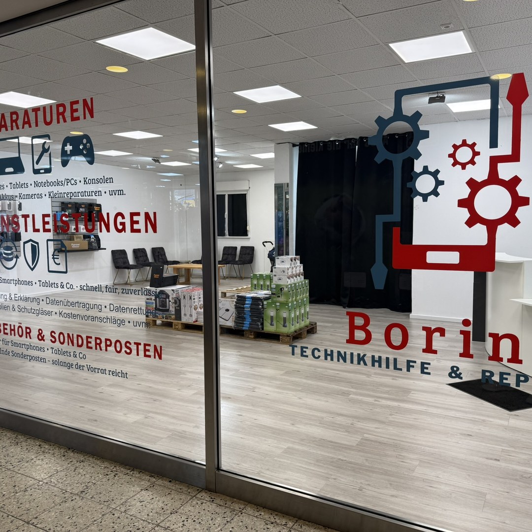 Schaufensterfront mit Logo – Borini Landau