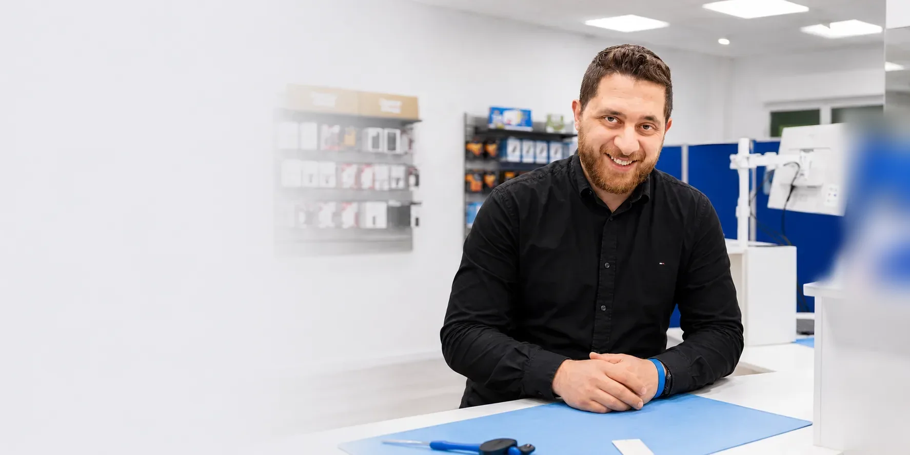 Taha Borini am Beratungstresen im Geschäft in Landau