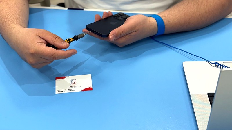 Feinarbeit am iPhone – ESD-Armband, Arbeitsfläche & Werkzeug im Blick