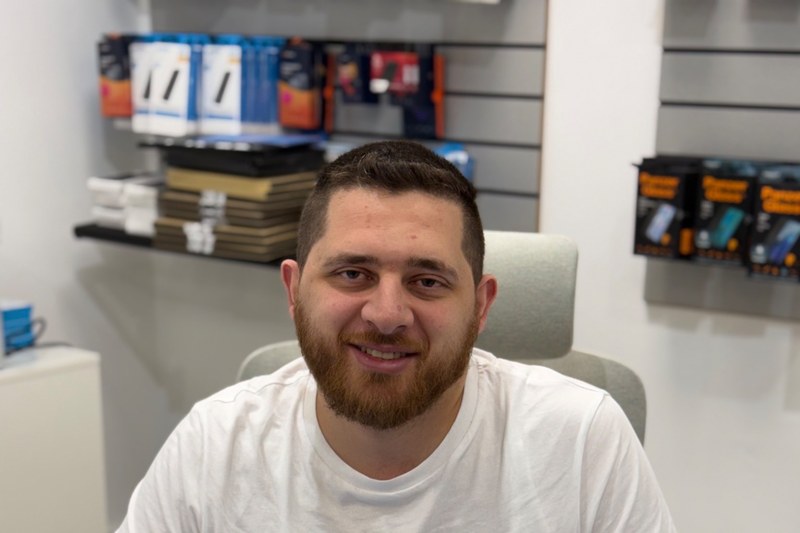 Taha Borini im Laden – Borini Technikhilfe & Reparatur Landau